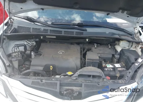 2015 Toyota Sienna Le 8 Passenger z USA, uszkodzony, nr VIN 5TDKK3DC9FS689874